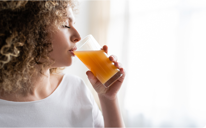 Mulher tomando copo de suco com collagen
